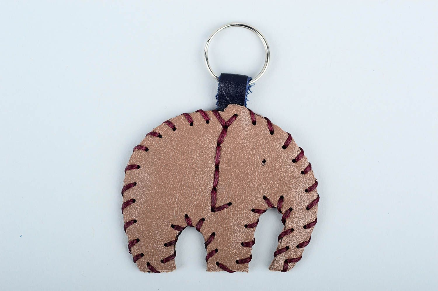 Брелок ручной работы брелок на ключи кожаный брелок в виде бежевого слоника фото 3