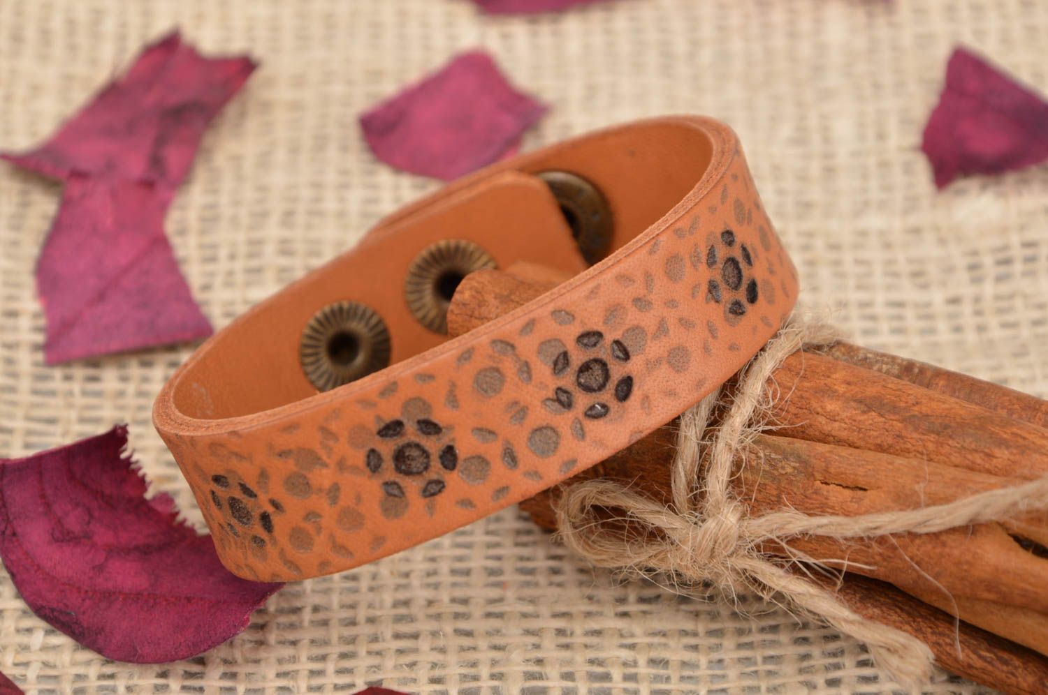 Pulsera de cuero natural hecha a mano marrón con ornamento y botones a presión foto 2