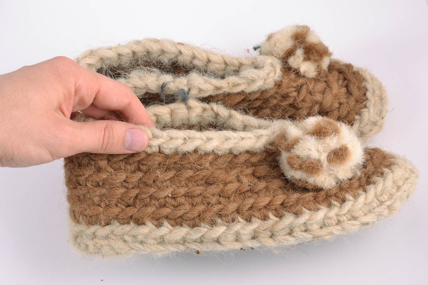 Pantuflas de lana con pompones de color marrón claro foto 2