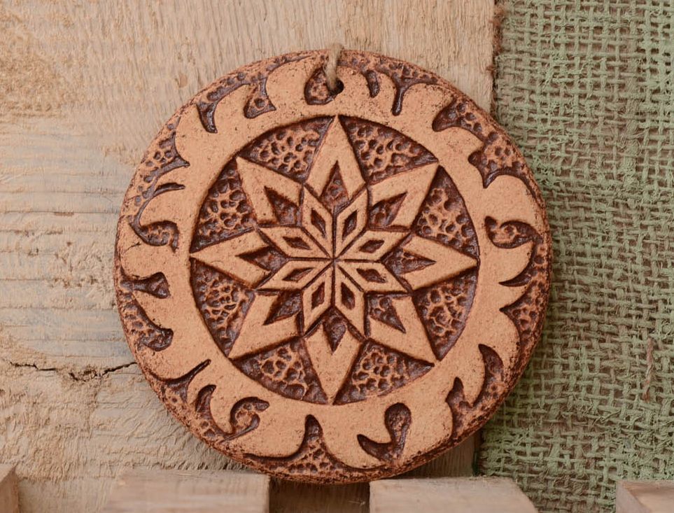 Prato talismã de cerâmica pingente decorativo para parede de argila feito à mão Alatyr foto 1