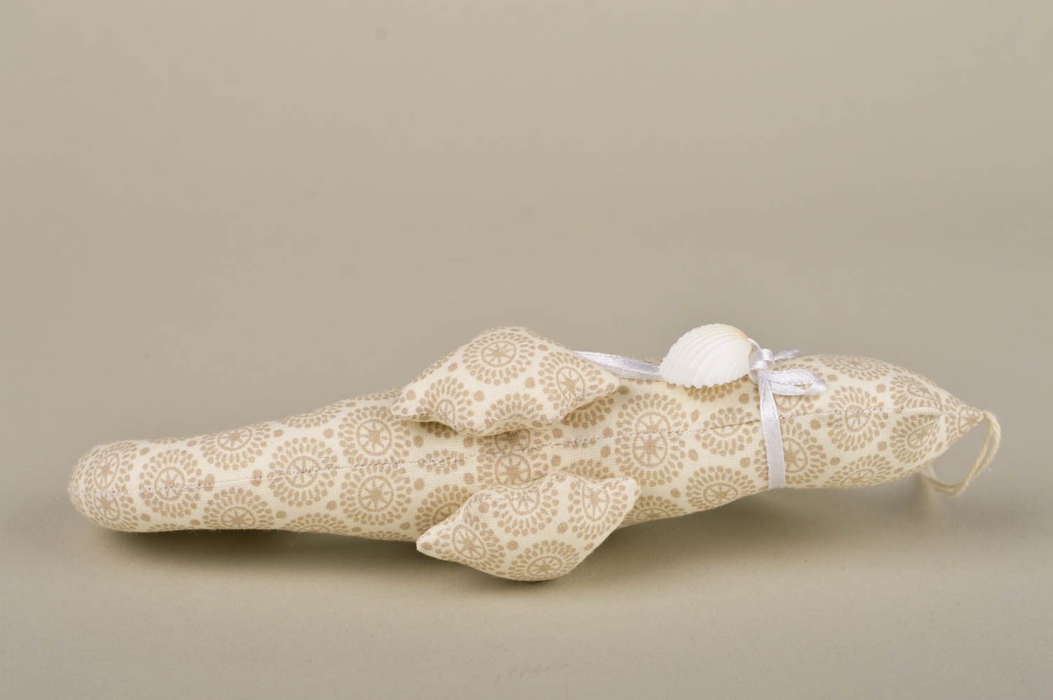 Мягкая игрушка хэнд мэйд декор для дома мягкая подвеска бежевый морской конек фото 3