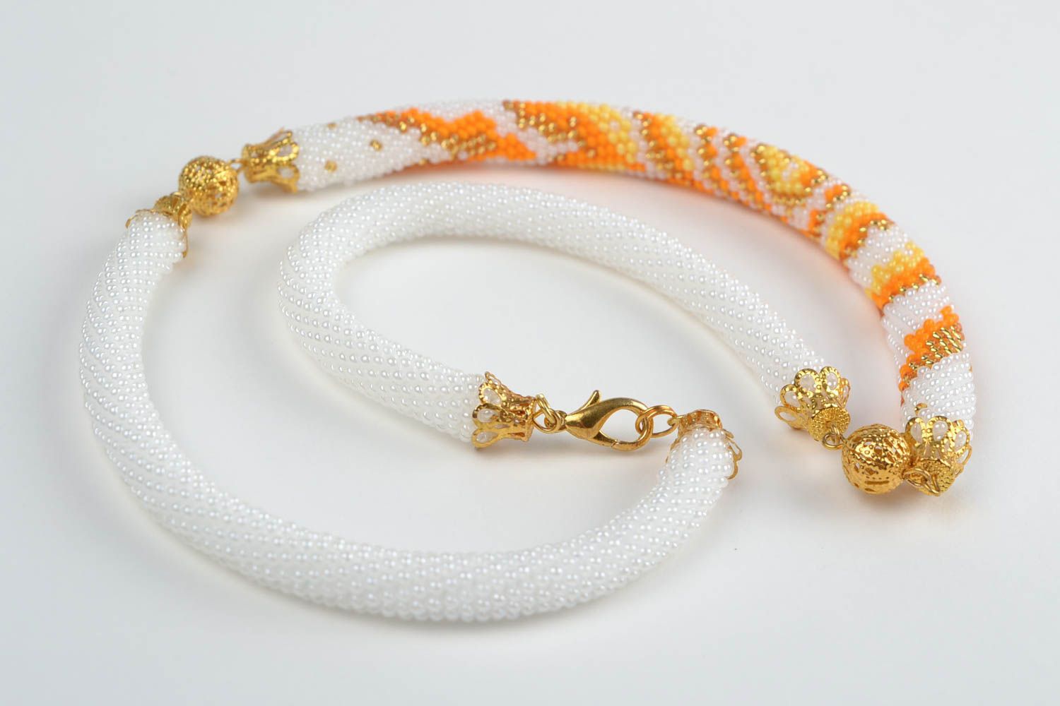 Collier spirale en perles de rocaille fait main au crochet blanc-doré original photo 5