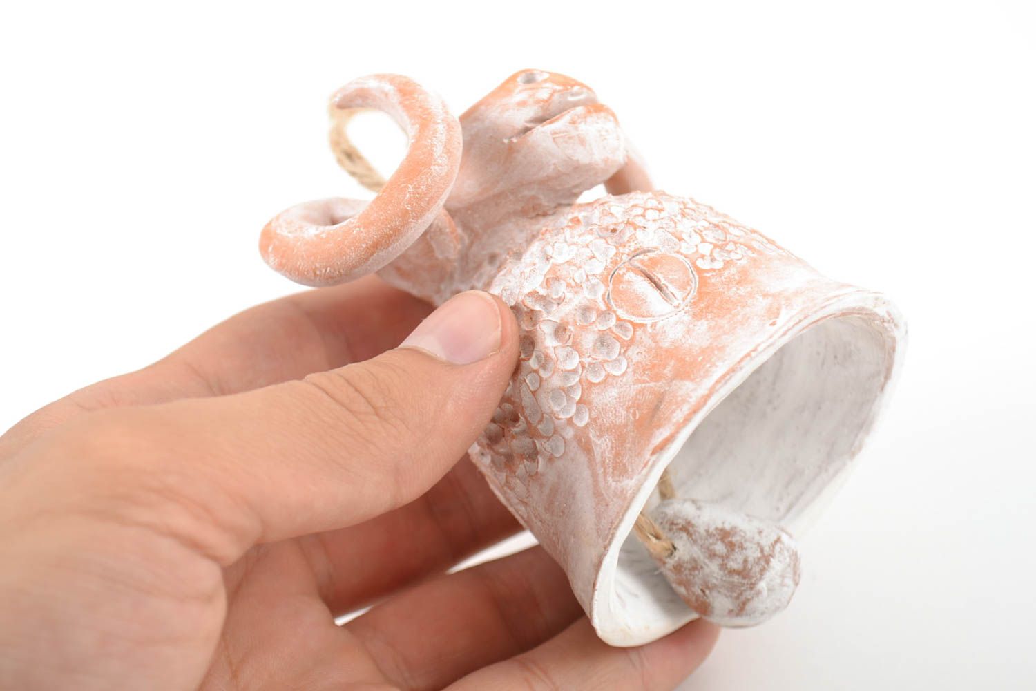 Campanilla cerámica artesanal con forma de cordero blanco pintado con tintes foto 2