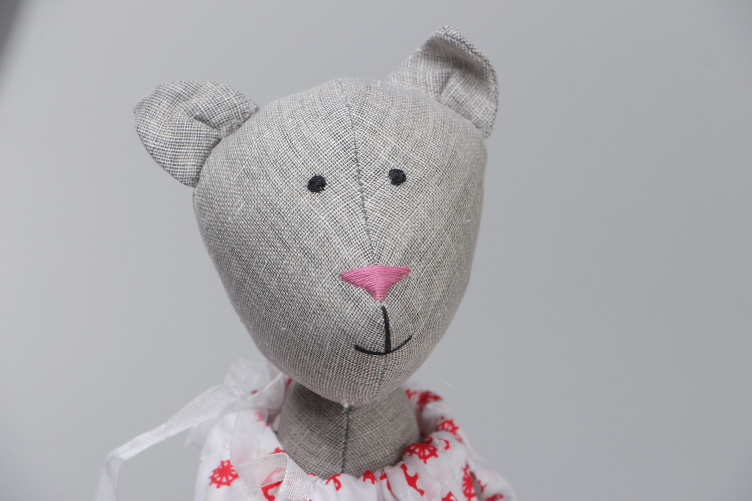 Мягкая текстильная игрушка кошечка в платье пошитая вручную из льна и хлопка фото 3