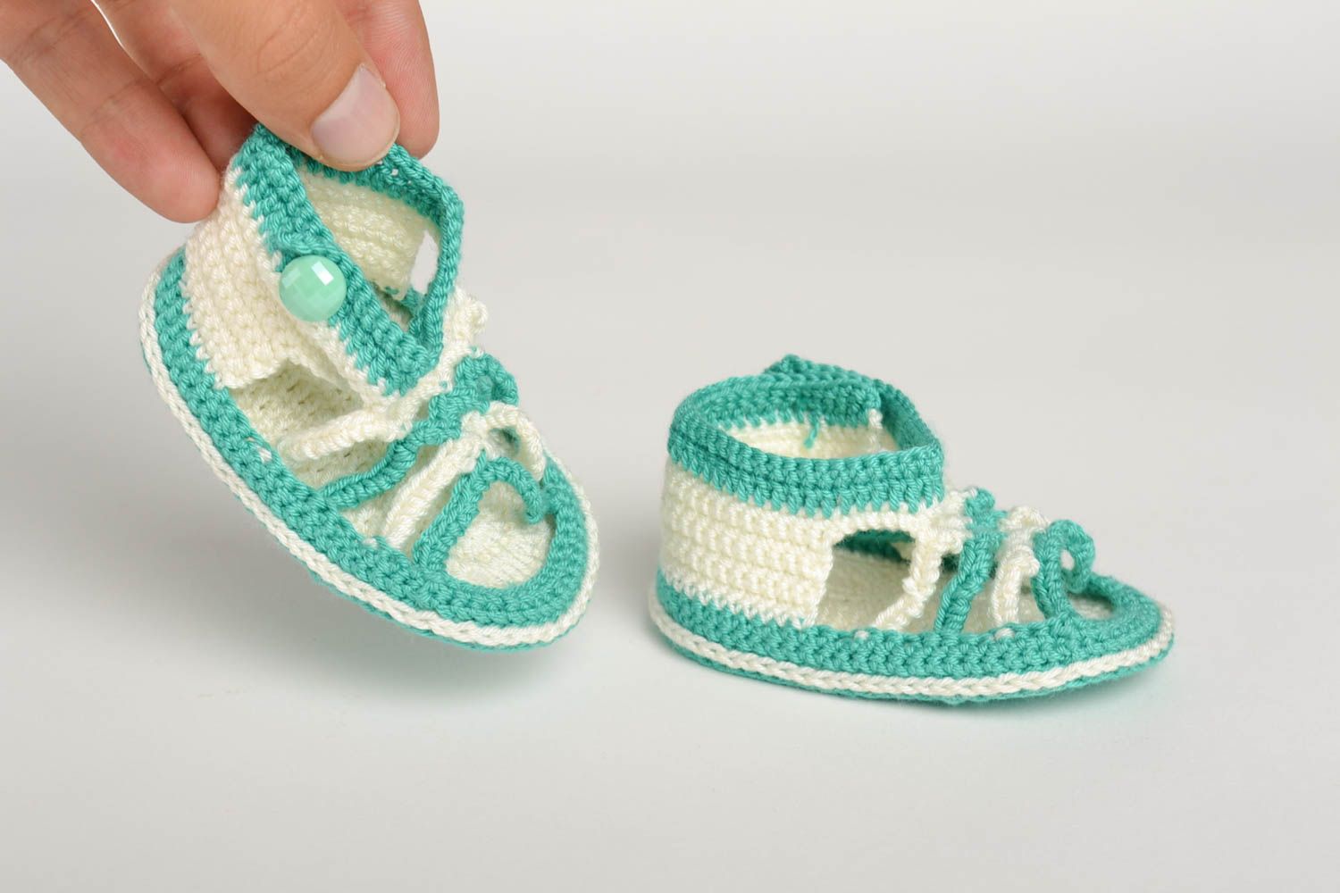 Chaussons bébé fait main tricotés au crochet blanc-turquoise Chaussures bébé photo 3