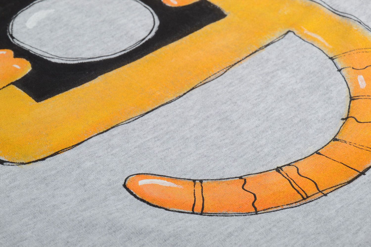 T-shirt en coton gris avec chat jaune original fait main pour homme design photo 3