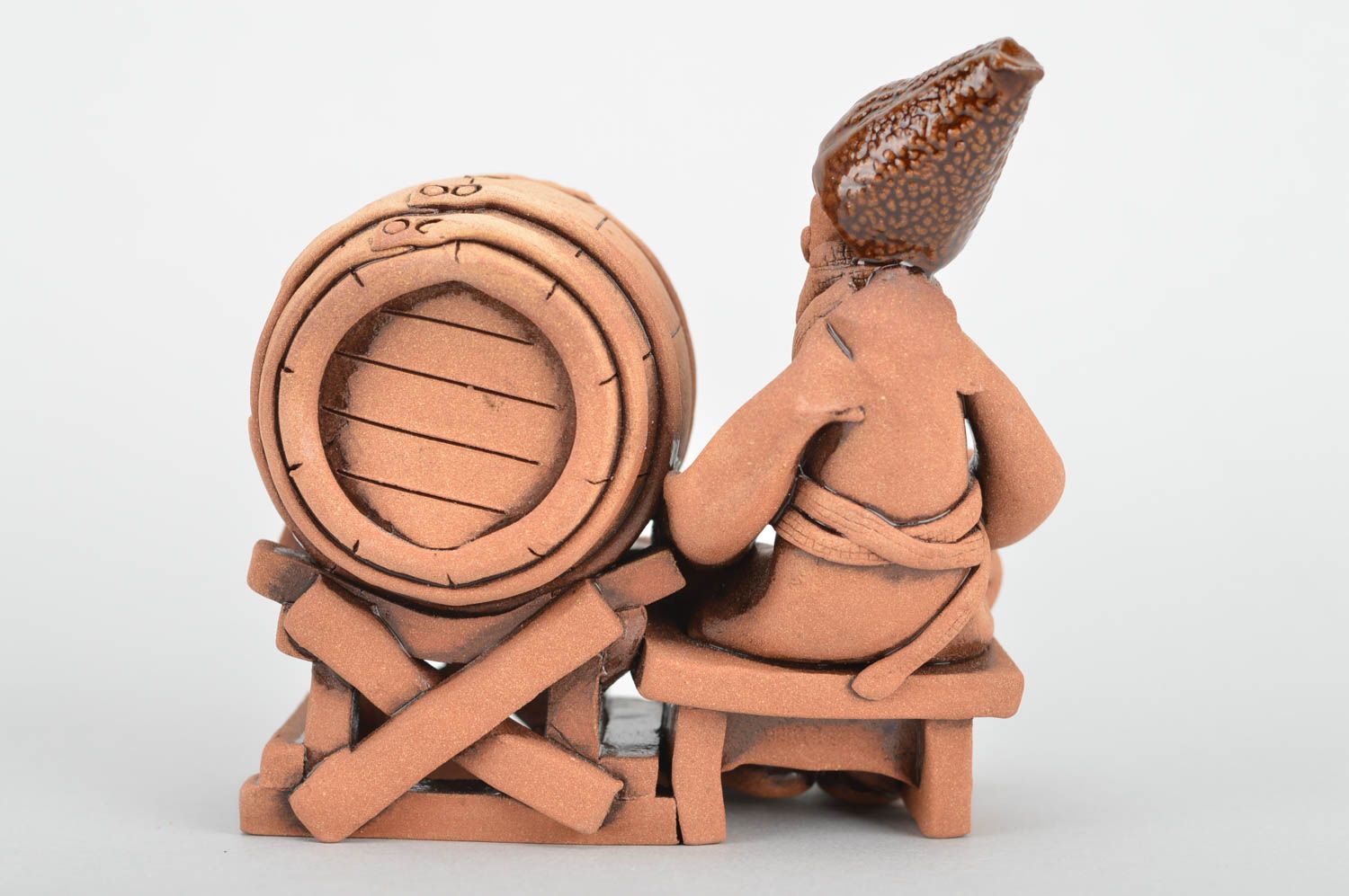 Dekorative Statuette aus Ton handmade für Dekor Sich ausruhender Weinbereiter foto 5
