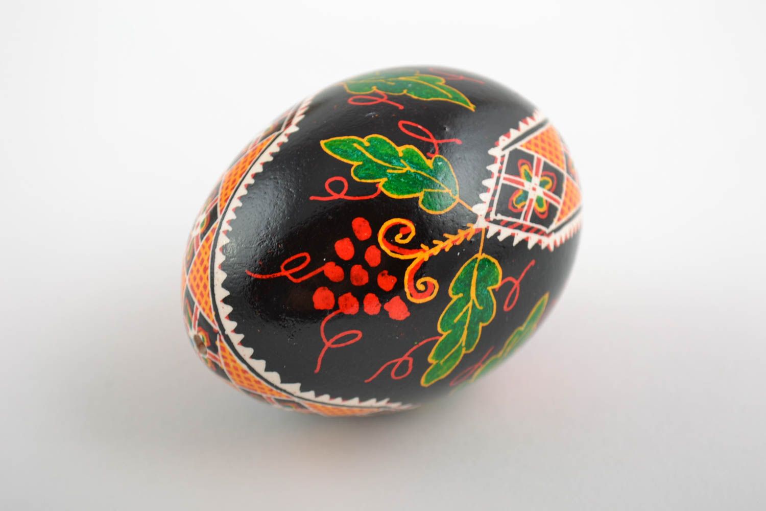Черное пасхальное яйцо куриное расписанное акриловыми красками ручной работы фото 4
