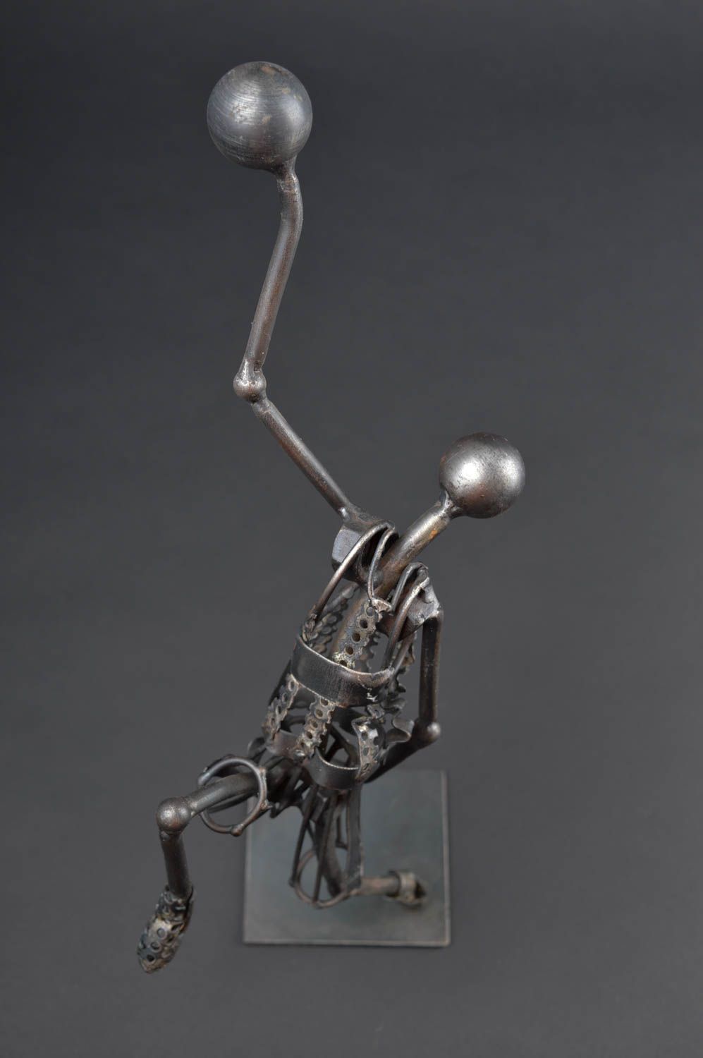 Figurine métal faite main Statuette design joueur de basket-ball Cadeau insolite photo 1