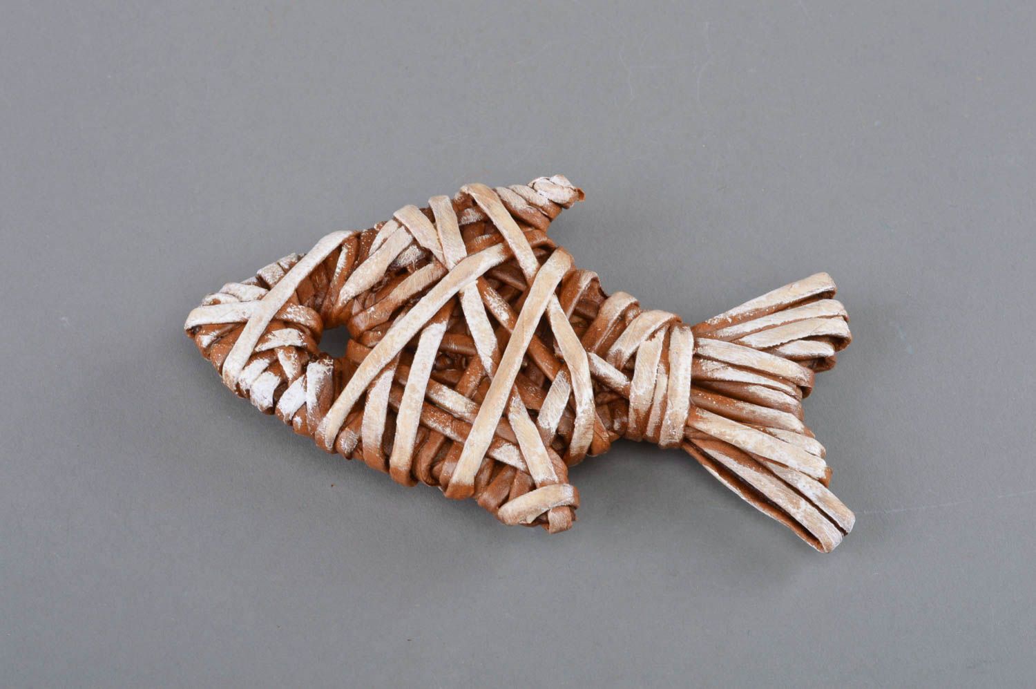 Небольшая рыбка из бумажных трубочек ручной работы для декора красивая фото 2