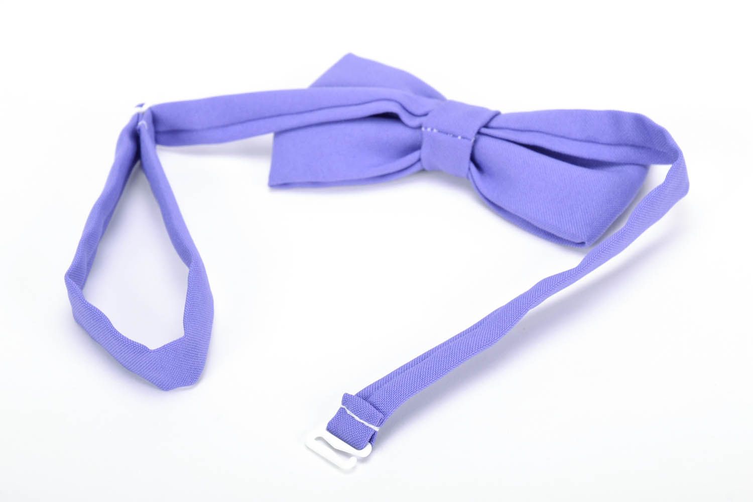 Gravata borboleta artesanal costurada de tecido  de cor lilás foto 3