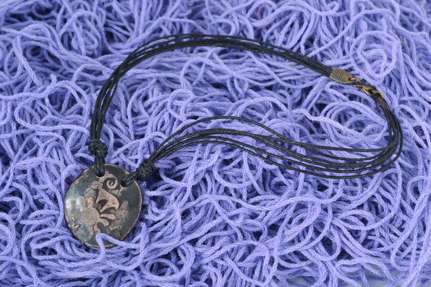 Круглый глиняный кулон на шнурке фото 1