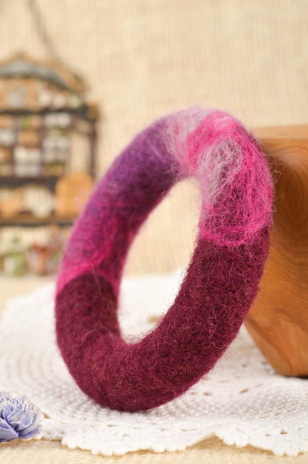 Bracelet fantaisie Bijou fait main violet en laine feutrée Accessoire femme photo 1