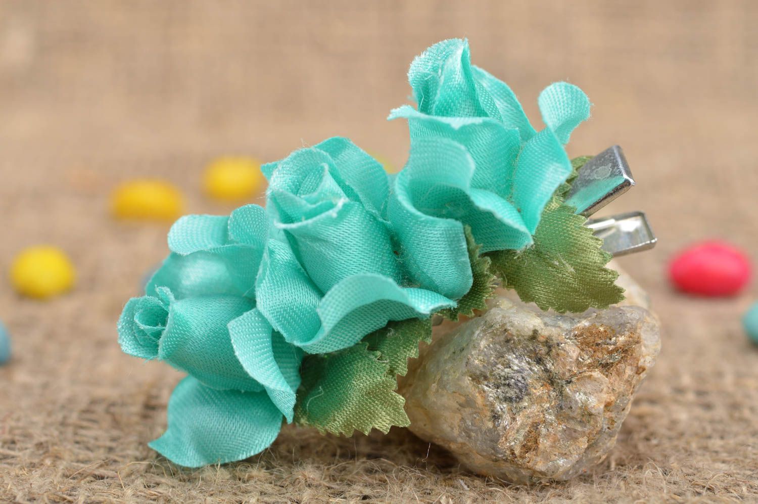 Pince à cheveux fleurs bleues artificielles base en métal faite main pour fille photo 1