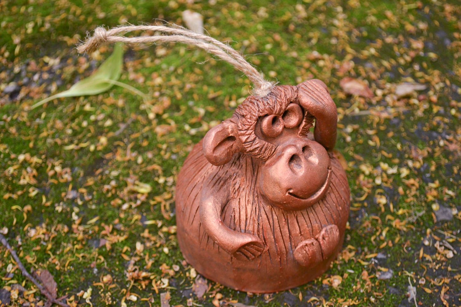Колокольчик из глины ручной работы авторская керамика обезьянка глиняный сувенир фото 1