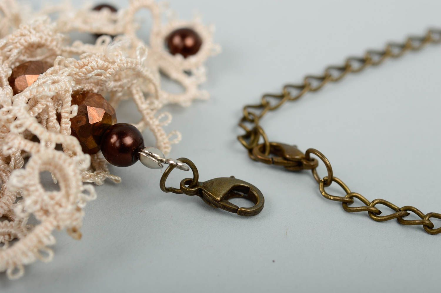 Bracelet textile Collier fait main beiges frivolité Accessoires femme design photo 4