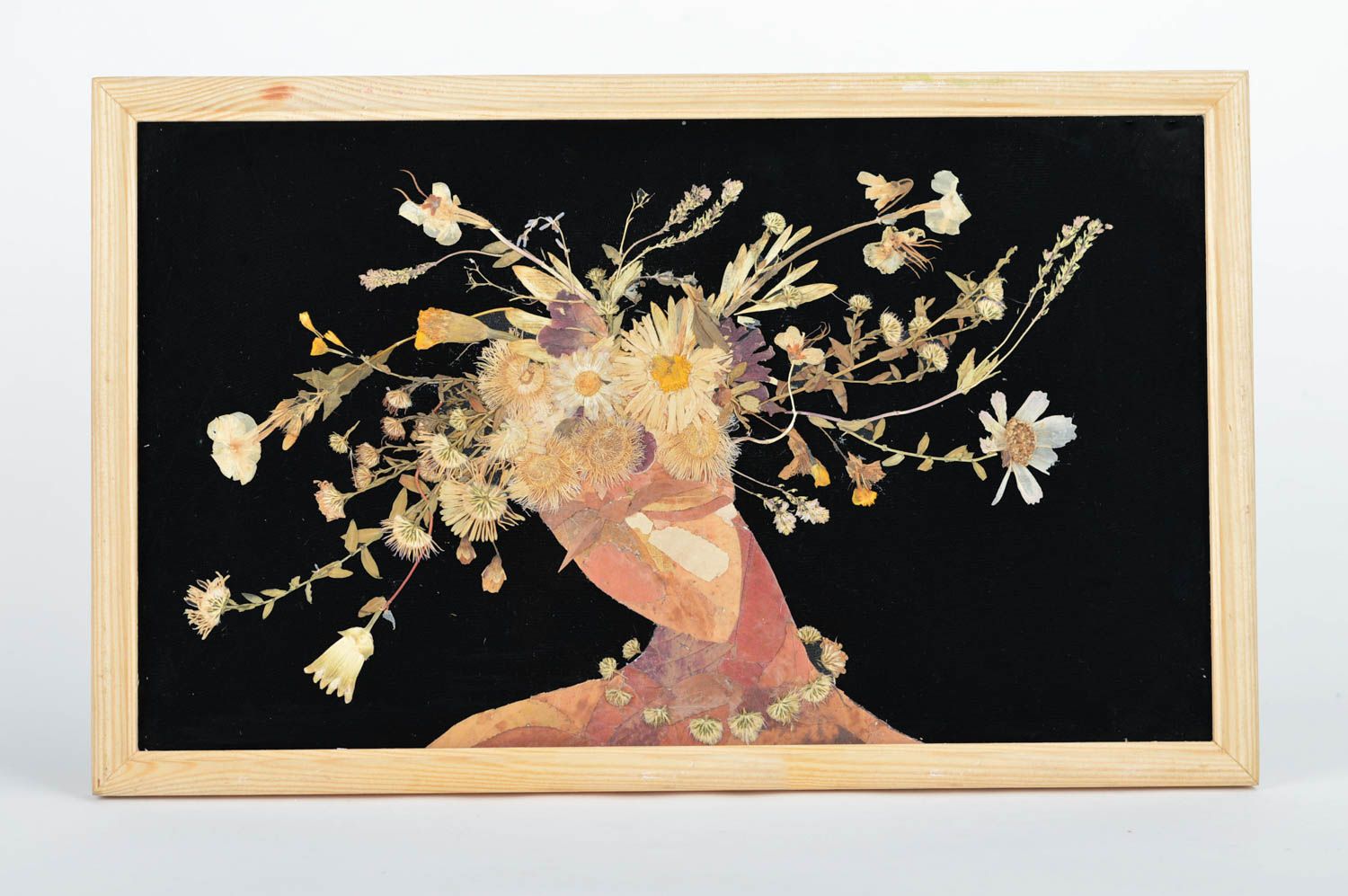 Handgemachtes Bild aus getrockneten Blättern Mädchen mit Blumen im Holzrahmen foto 1