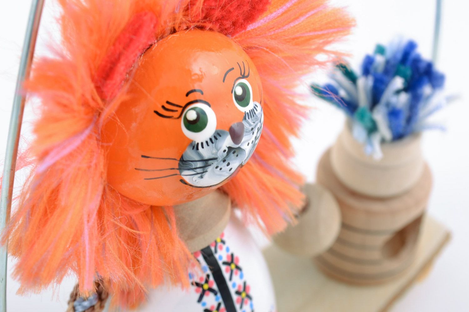 Kreatives kleines handmade Öko Spielzeug aus Holz für Kind Löwe auf der Bank foto 3
