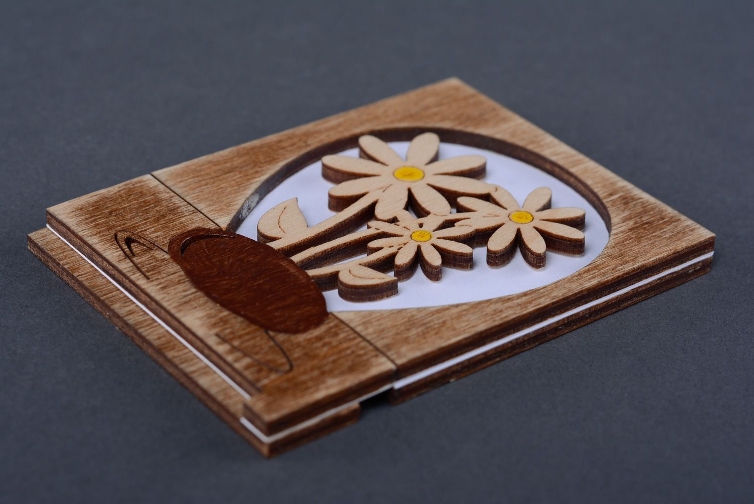 Petite carte de voeux en bois faite main originale avec marguerites pour femme photo 2