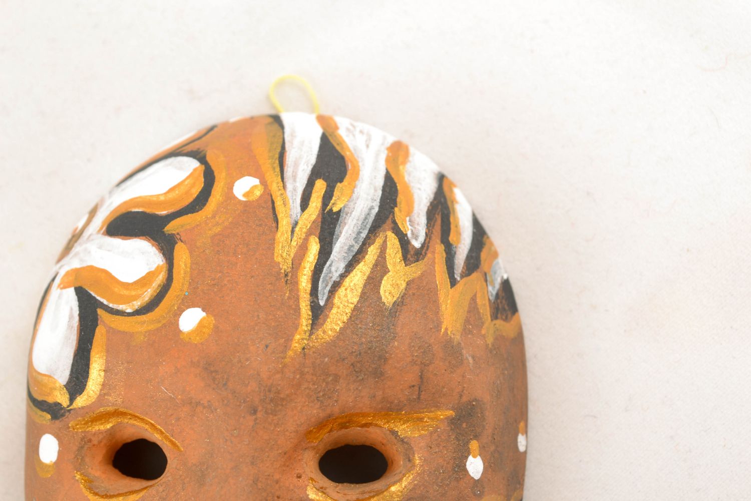 Mini masque décoratif en argile peint fait main photo 3