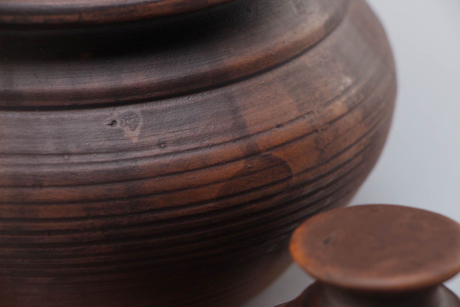Pote de cerámica hecho a mano marrón hermoso y cómodo foto 4