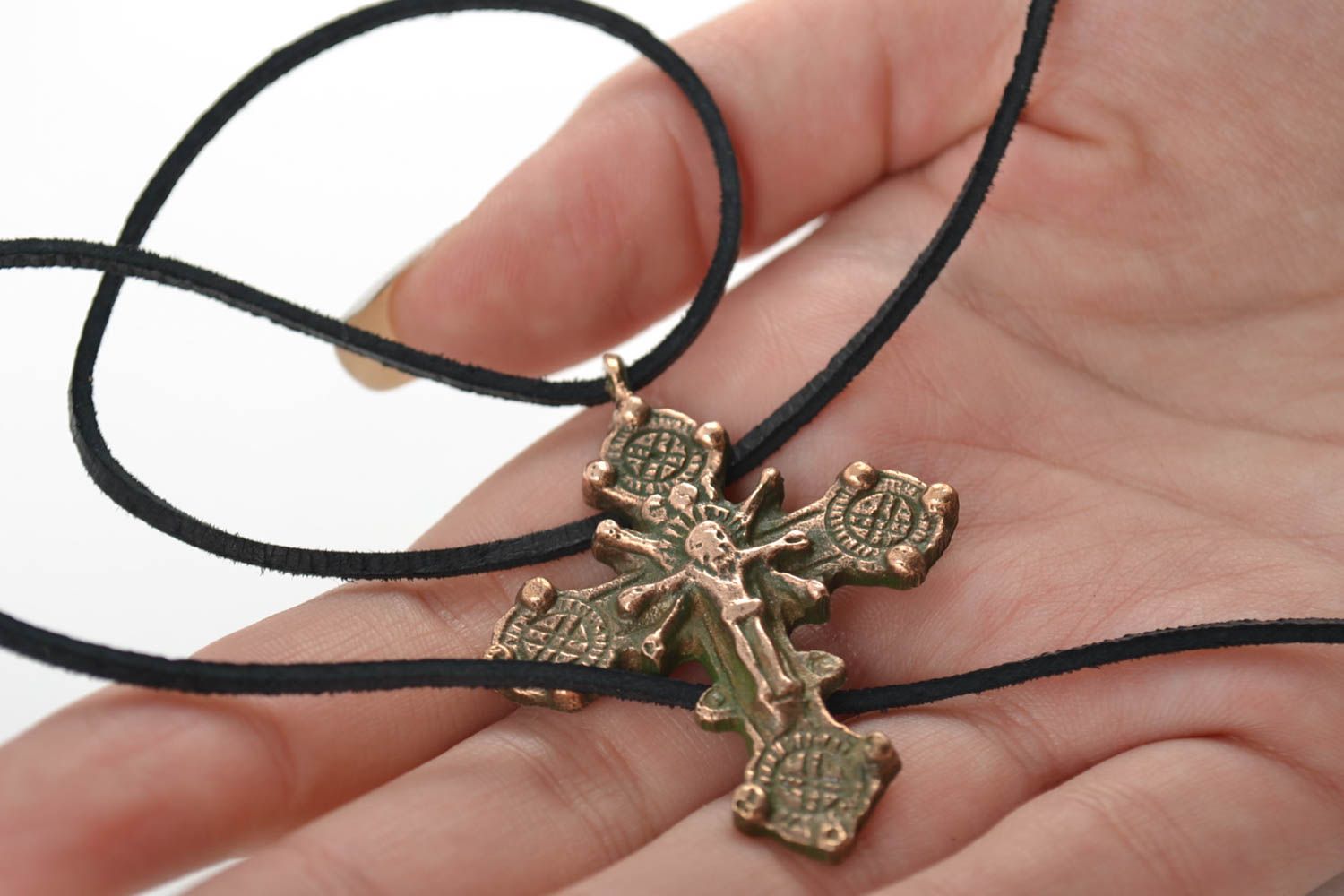 Kleines handgemachtes ungewöhnliches Bronze Kreuz an Schnur Schutzamulett foto 4