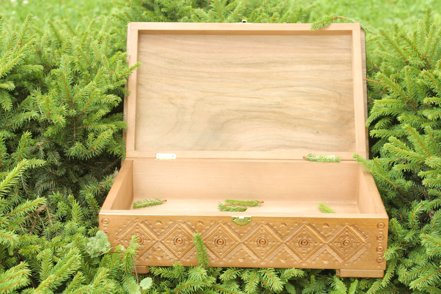 Caixinha de madeira artesanal com entalhe artístico para jóias foto 5