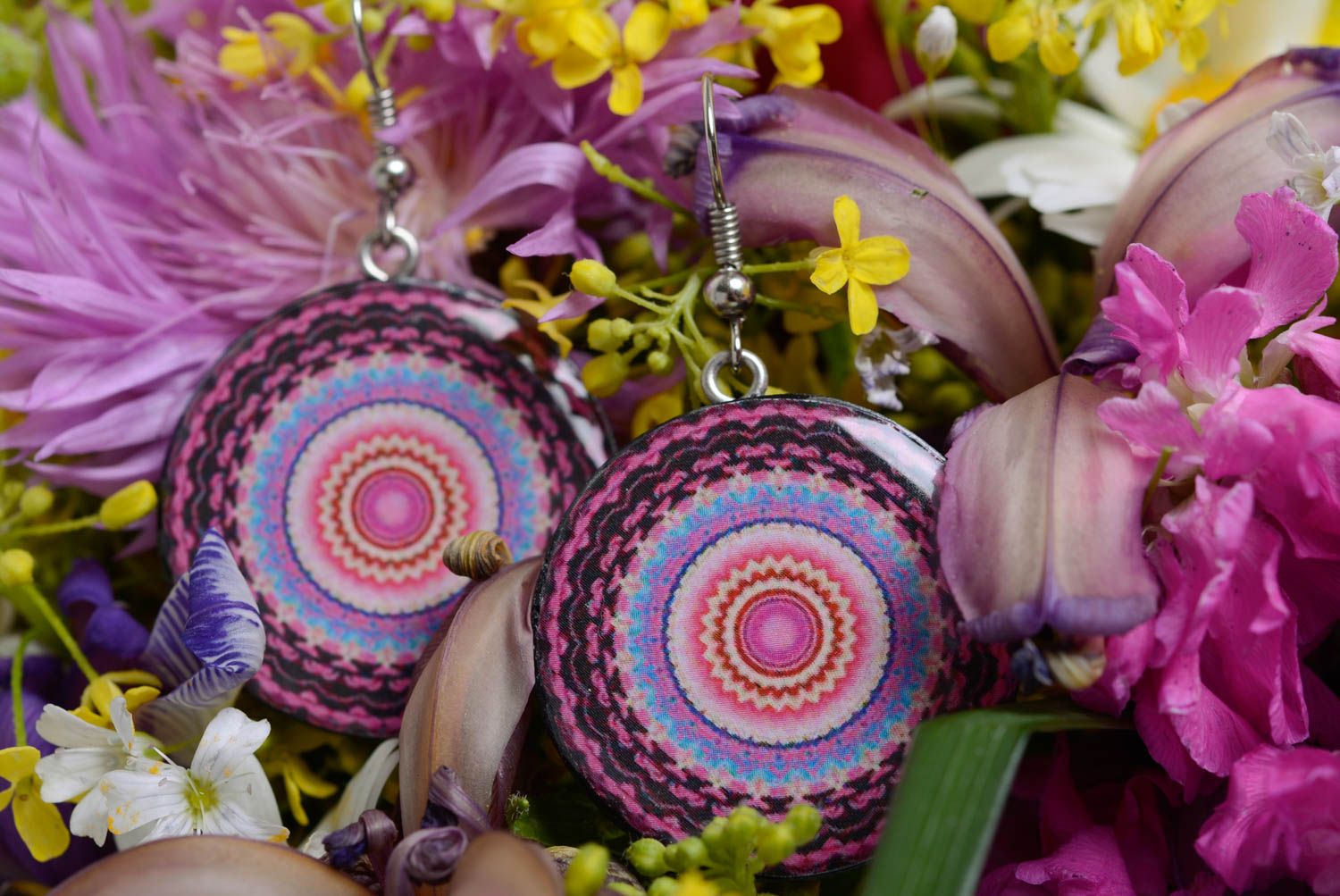 Künstlerische Runde Ohrringe aus Polymer Ton mit Ornament im Ethno Stil violett foto 1