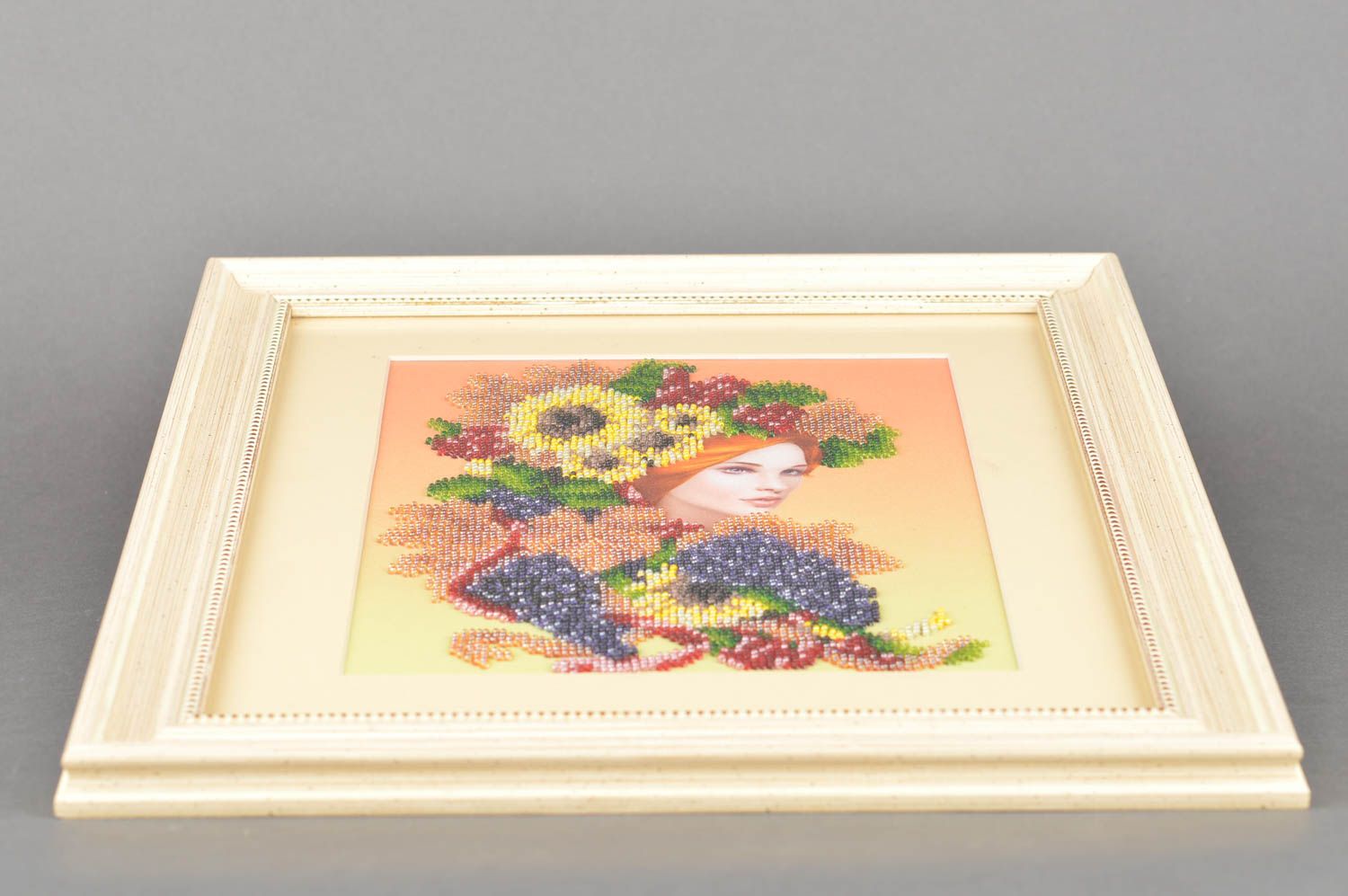 Картина вышитая бисером Девушка в дарах осени картина ручной вышивки фото 3