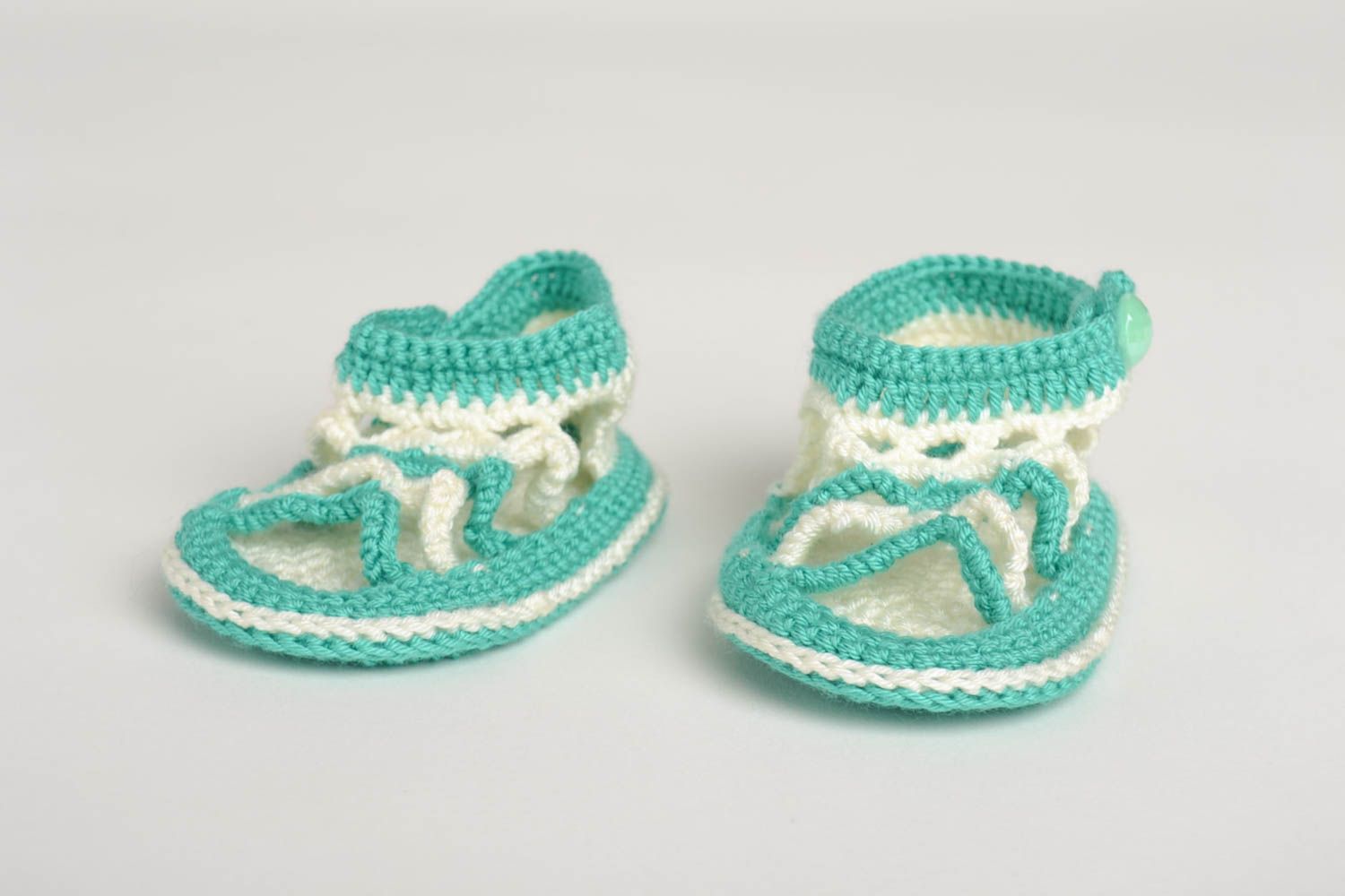 Chaussons bébé fait main tricotés au crochet blanc-turquoise Chaussures bébé photo 5