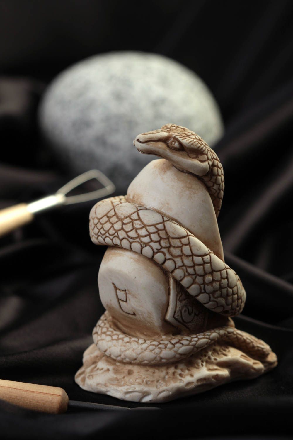 Статуэтка из полимерной смолы и мраморной пудры ручной работы в виде змеи фото 1