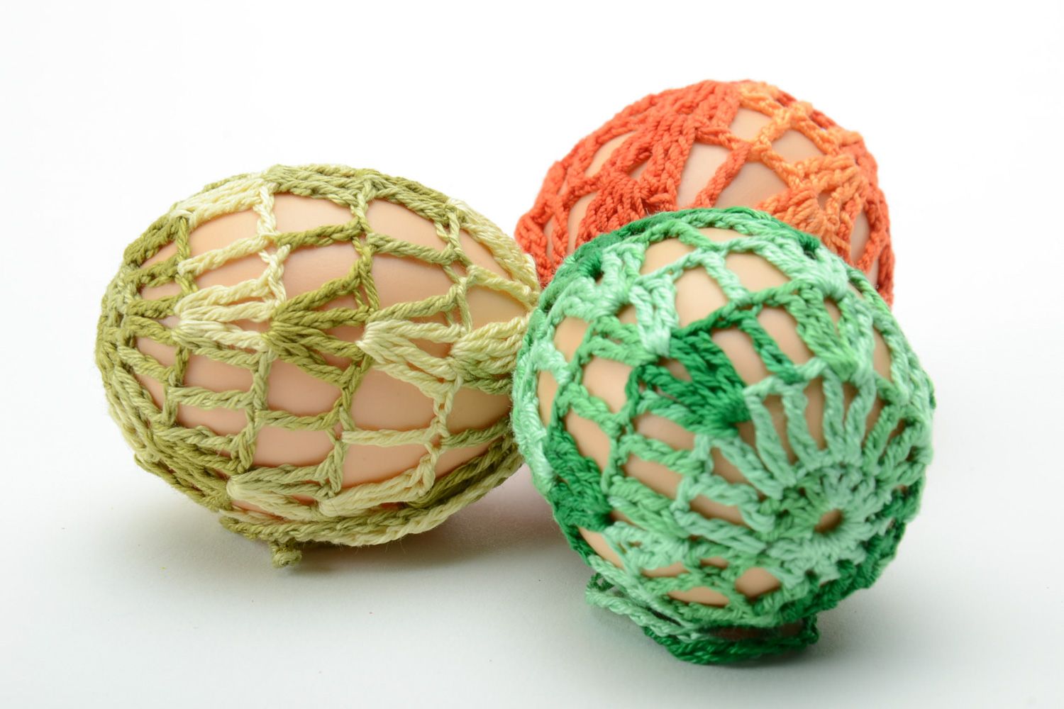Пасхальные яйца декоративные набор из трех штук в ажурных чехольчиках фото 4