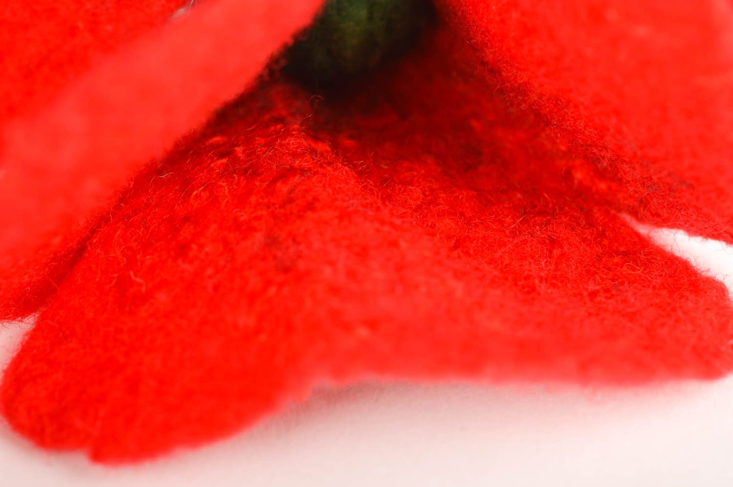 Broche fleur rouge Bijou fait main en laine feutrée Cadeau femme Coquelicot photo 3