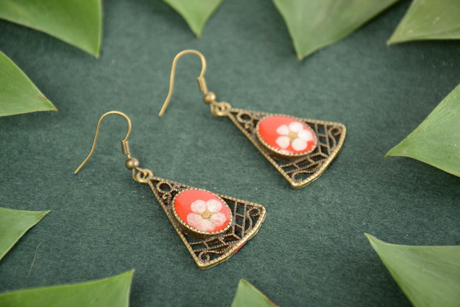 Dreieckige Ohrringe aus Epoxidharz mit Blumen schön rot Künstler Handarbeit foto 1