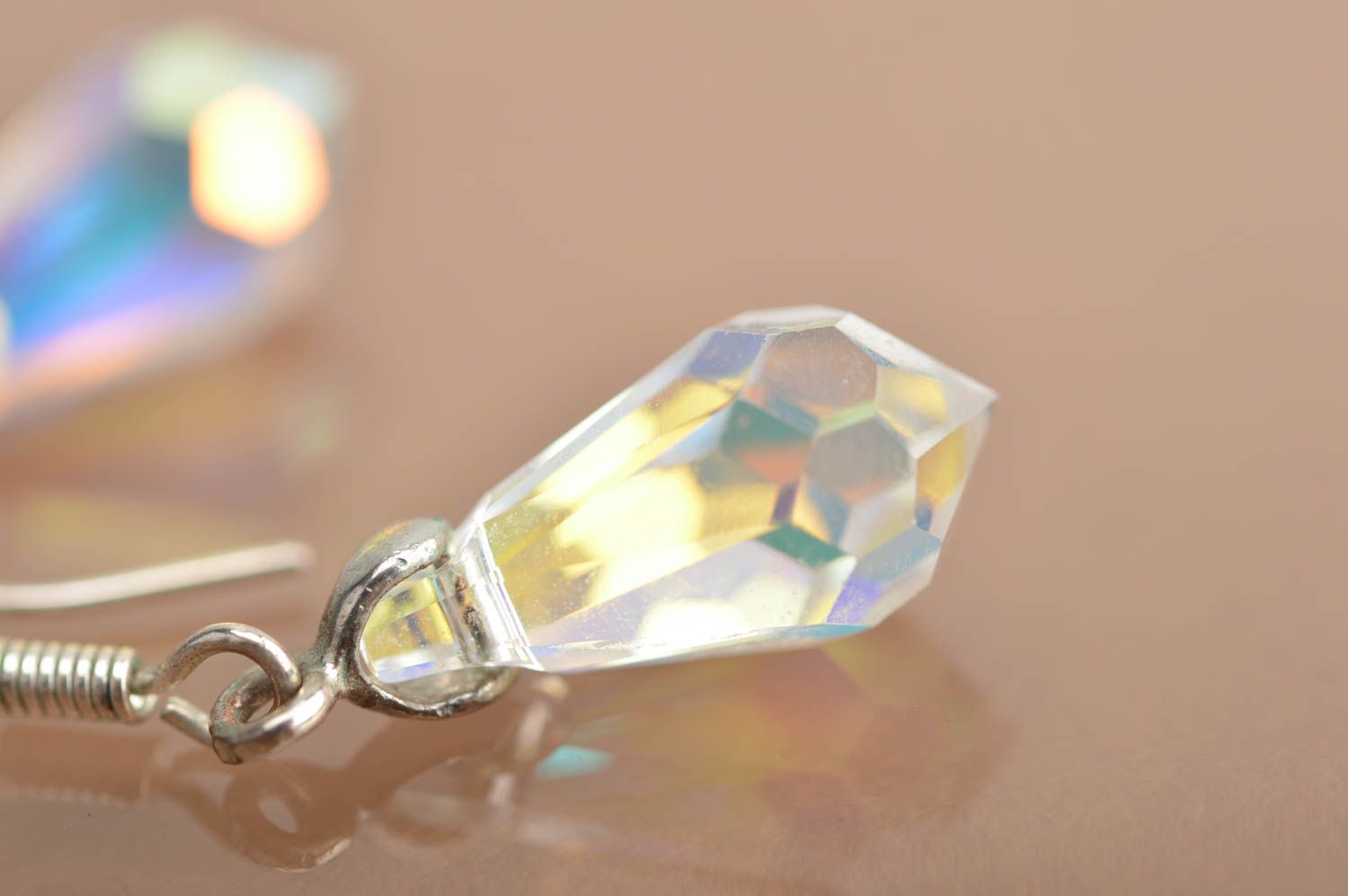 Handgemachte schöne elegante zarte lange Ohrringe mit Swarovski Kristallen foto 4