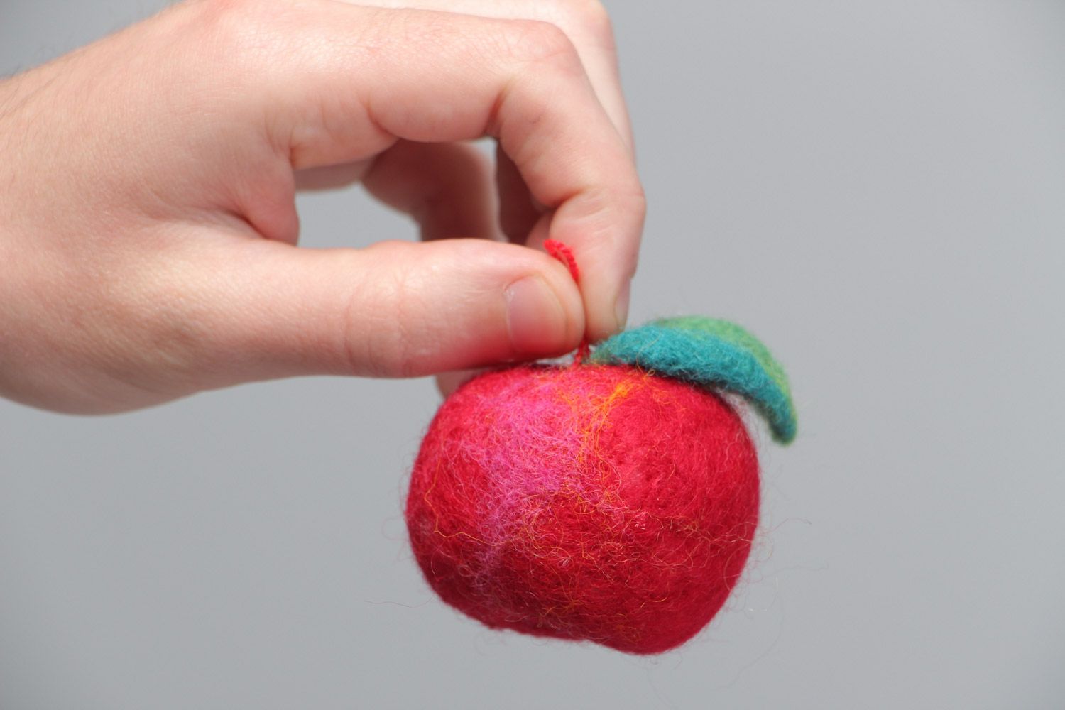 Jouet en laine feutrée fait main décoratif original pomme rouge à suspendre photo 5