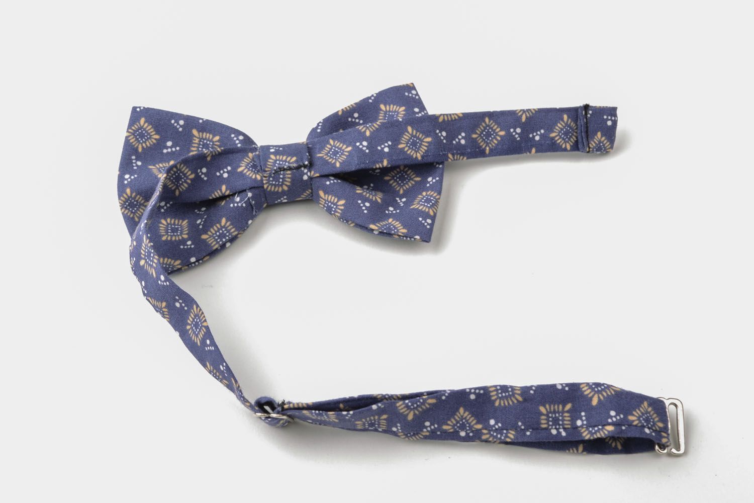 Bow tie with print photo 5