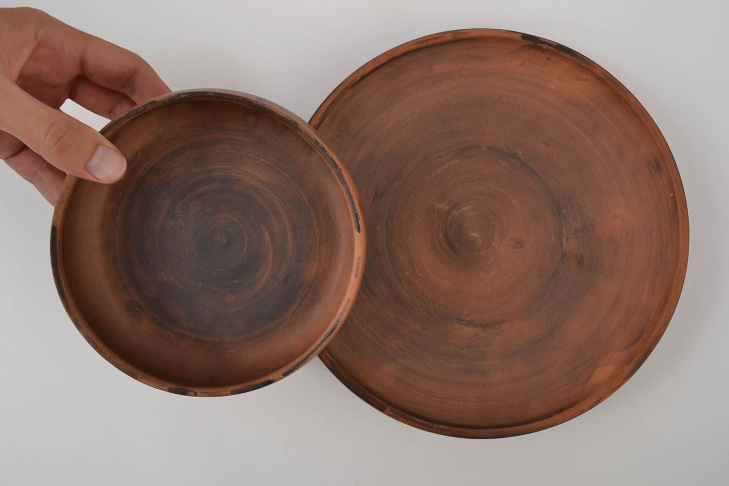 Plato de barro hecho a mano y cuenco de cerámica artesanal utensilios de cocina foto 2