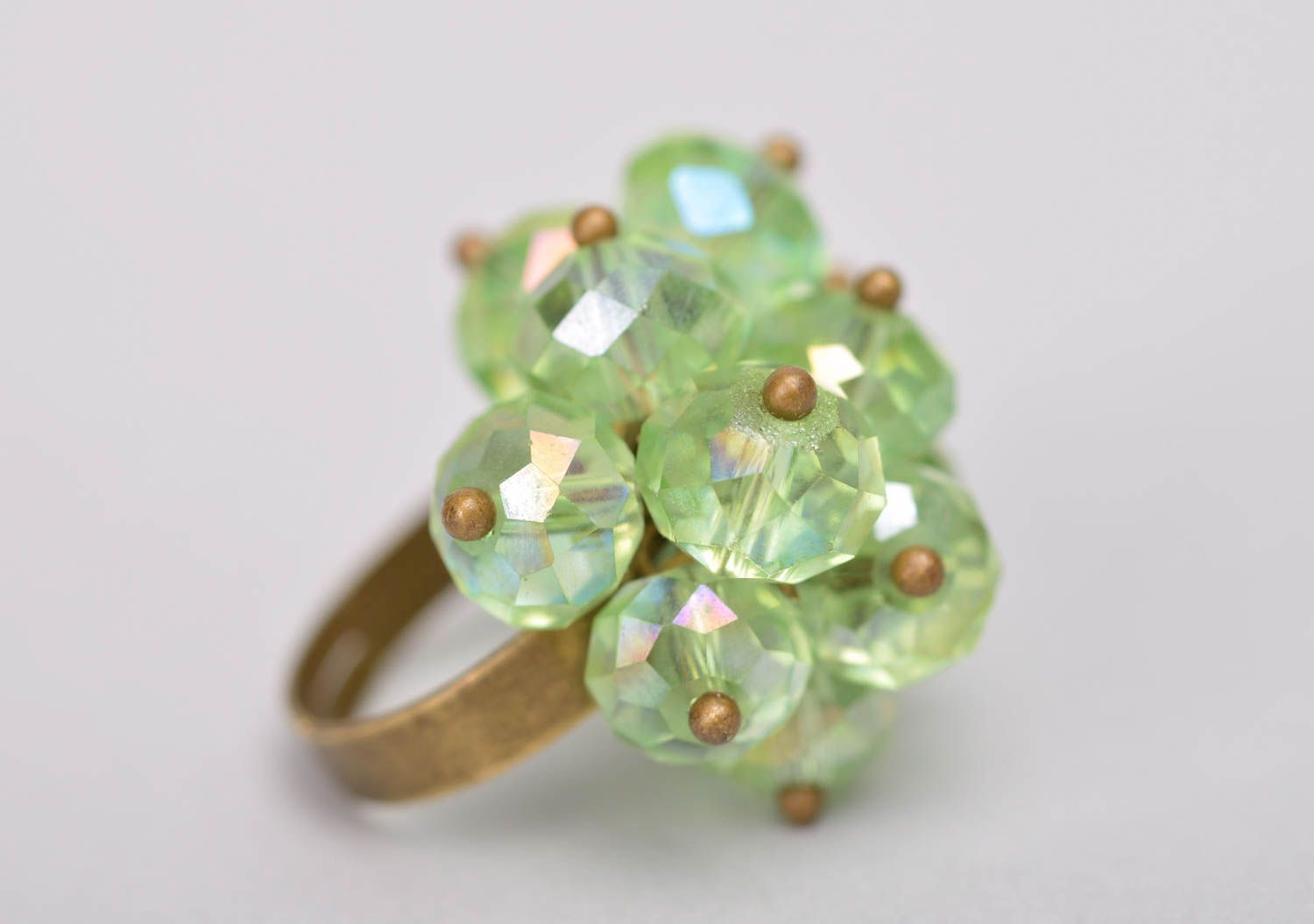 Зеленое кольцо из стеклянных бусин с универсальным размером ручной работы  фото 3