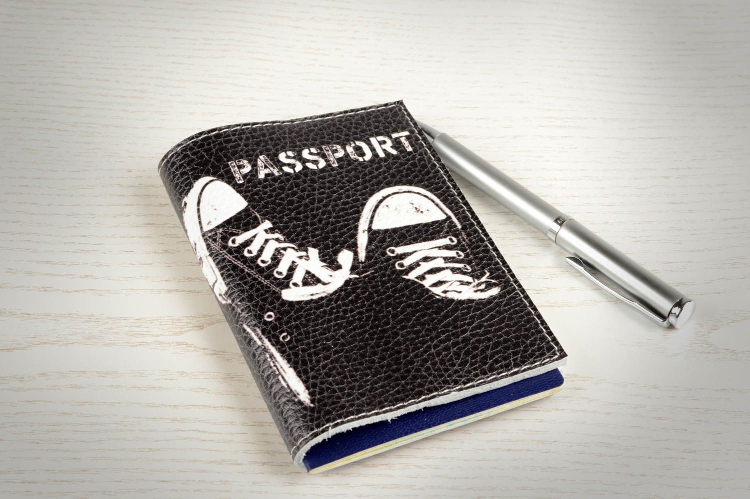 Funda de cuero artesanal regalo original estuche para pasaporte Converse foto 1