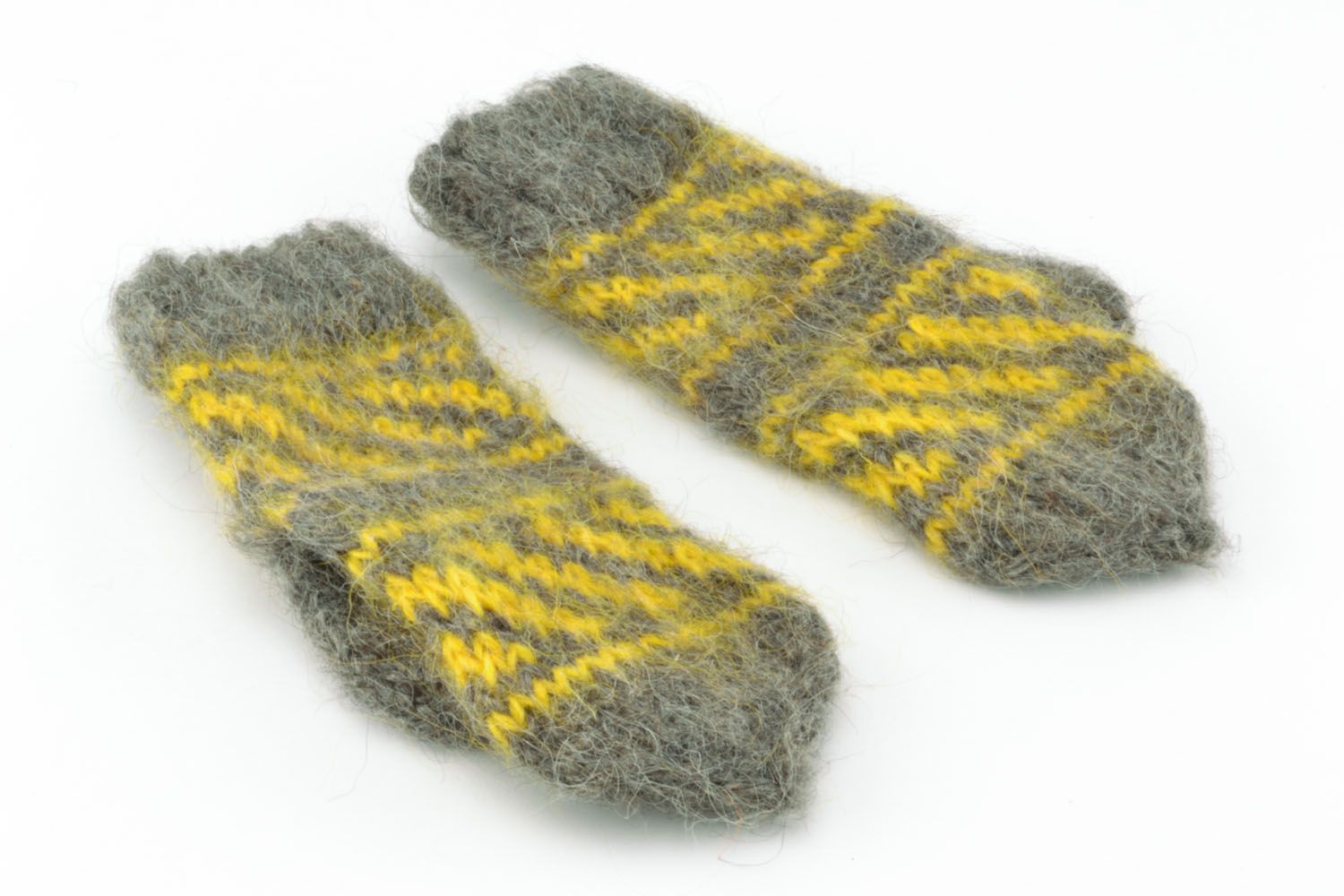 Moufles tricotées en laine gris jaune photo 4