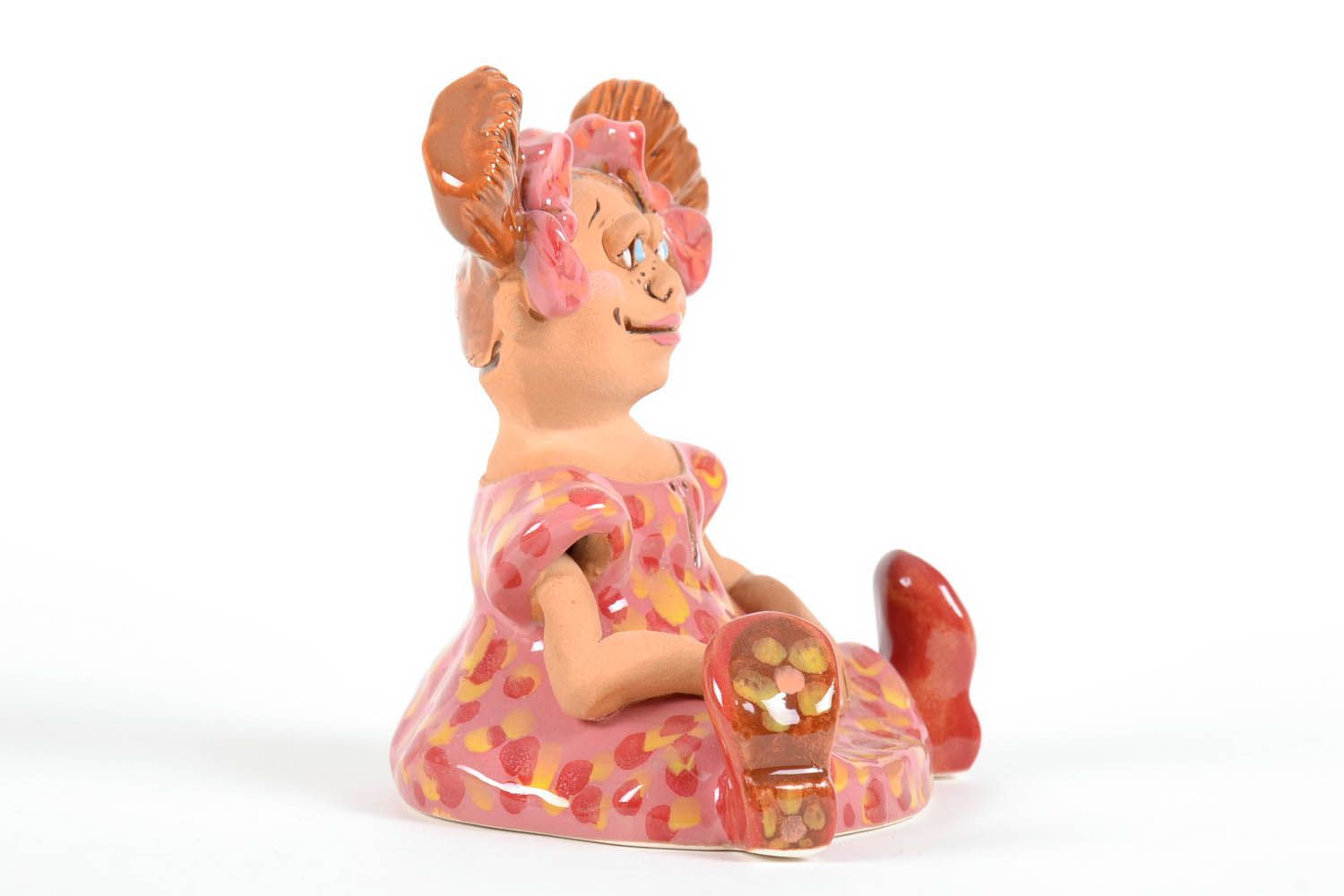 Estatueta de cerâmica Menina em roupas cor de rosa foto 2