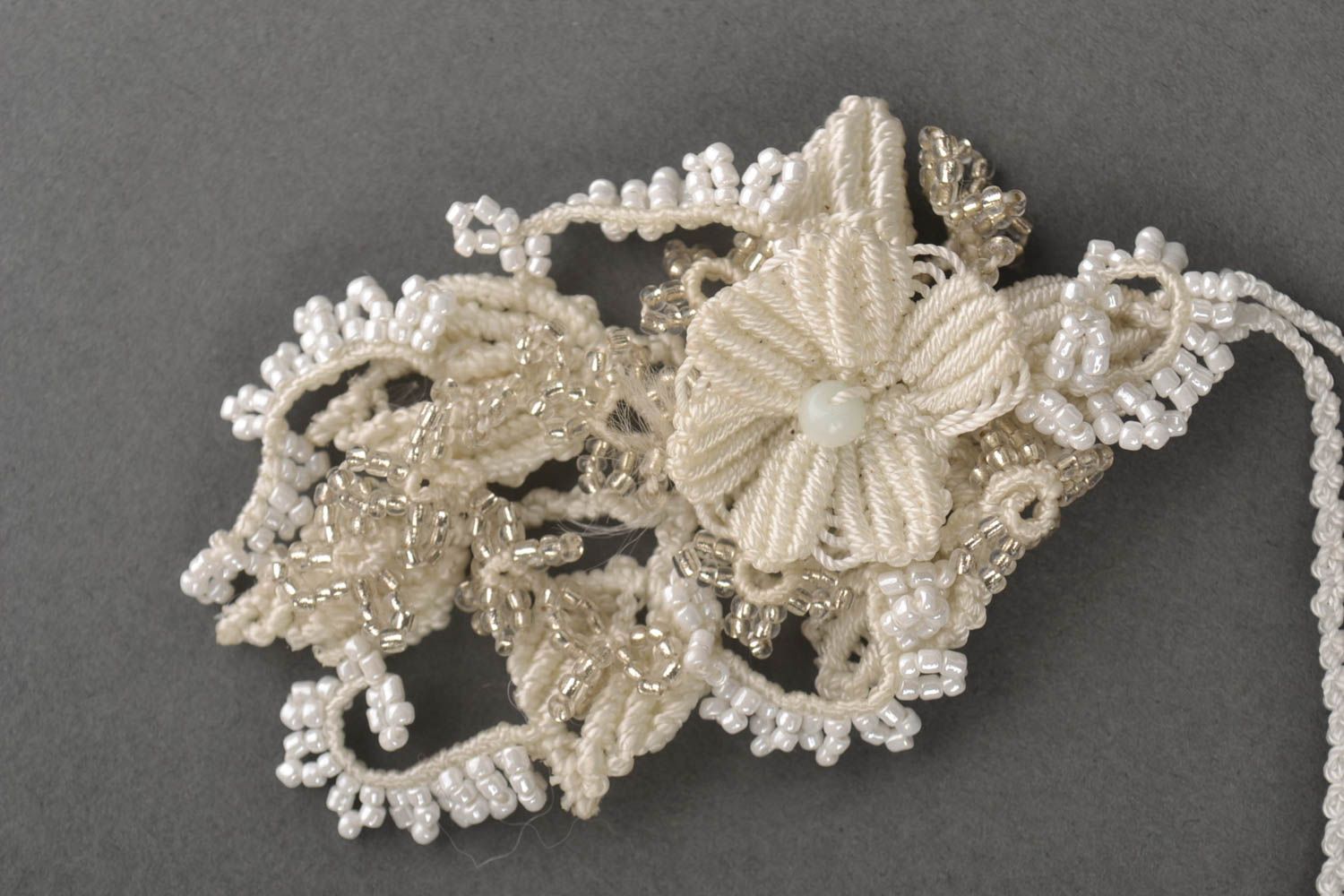 Pendentif blanc Bijoux fait main Accessoire femme en fils et perles de rocaille photo 2
