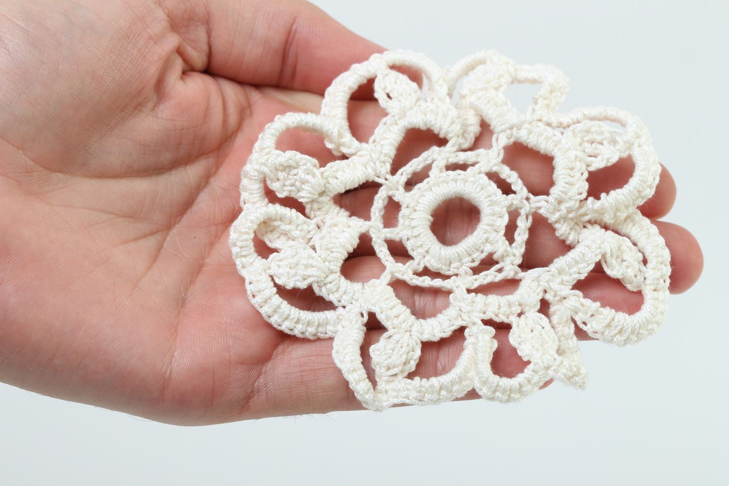 Fleur au tricot faite main Fourniture bijoux blanche ajourée Création broche photo 5