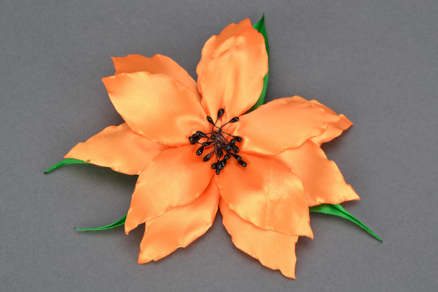 Текстильная брошь из атласных лент цветок Лилия фото 1