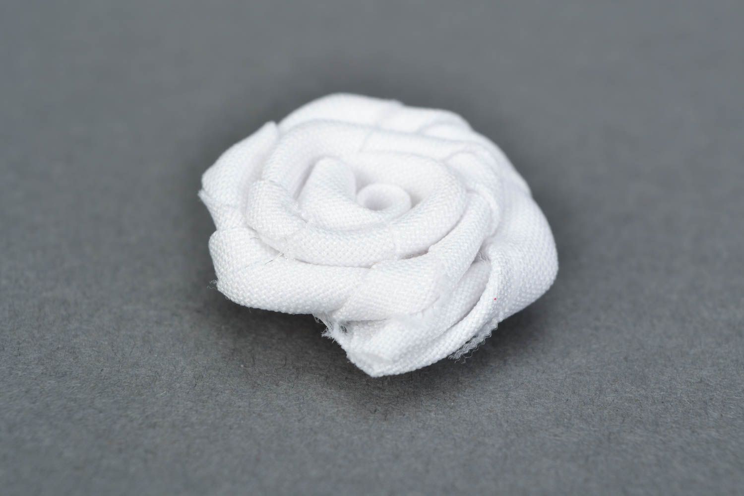 Petite fleur artificielle en tissu blanche faite main pour broche ou barette photo 3