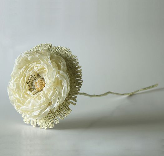 Цветок из органзы и кристалона ручной работы для декора дома белый с кремовым фото 4