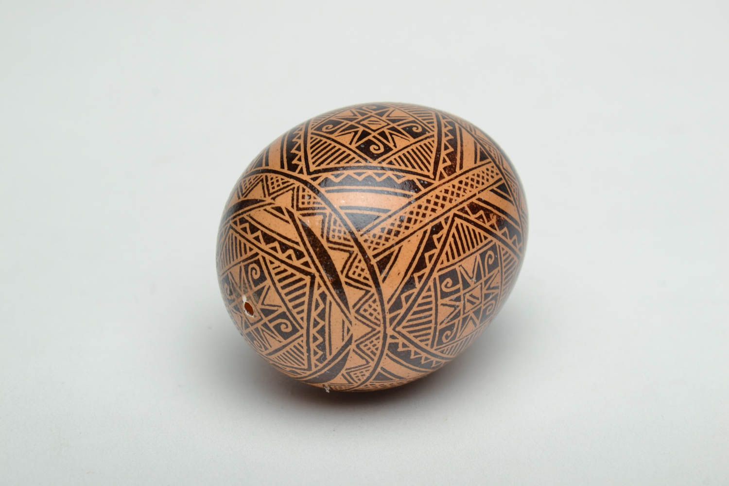 Joli œuf de Pâques peint avec ornement fait main style ethnique décoration  photo 3