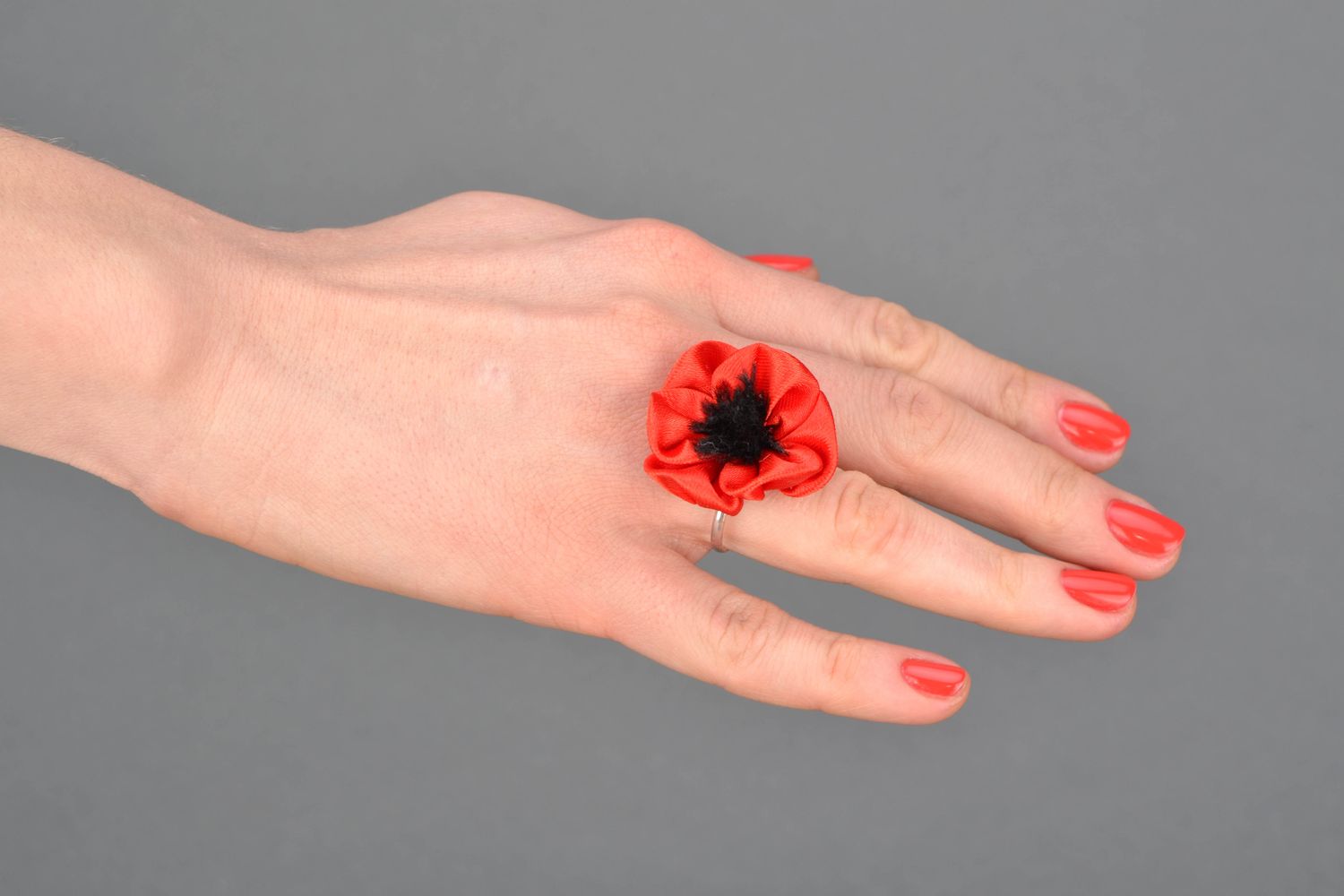 Металлическое кольцо с цветком из ткани Мак фото 2
