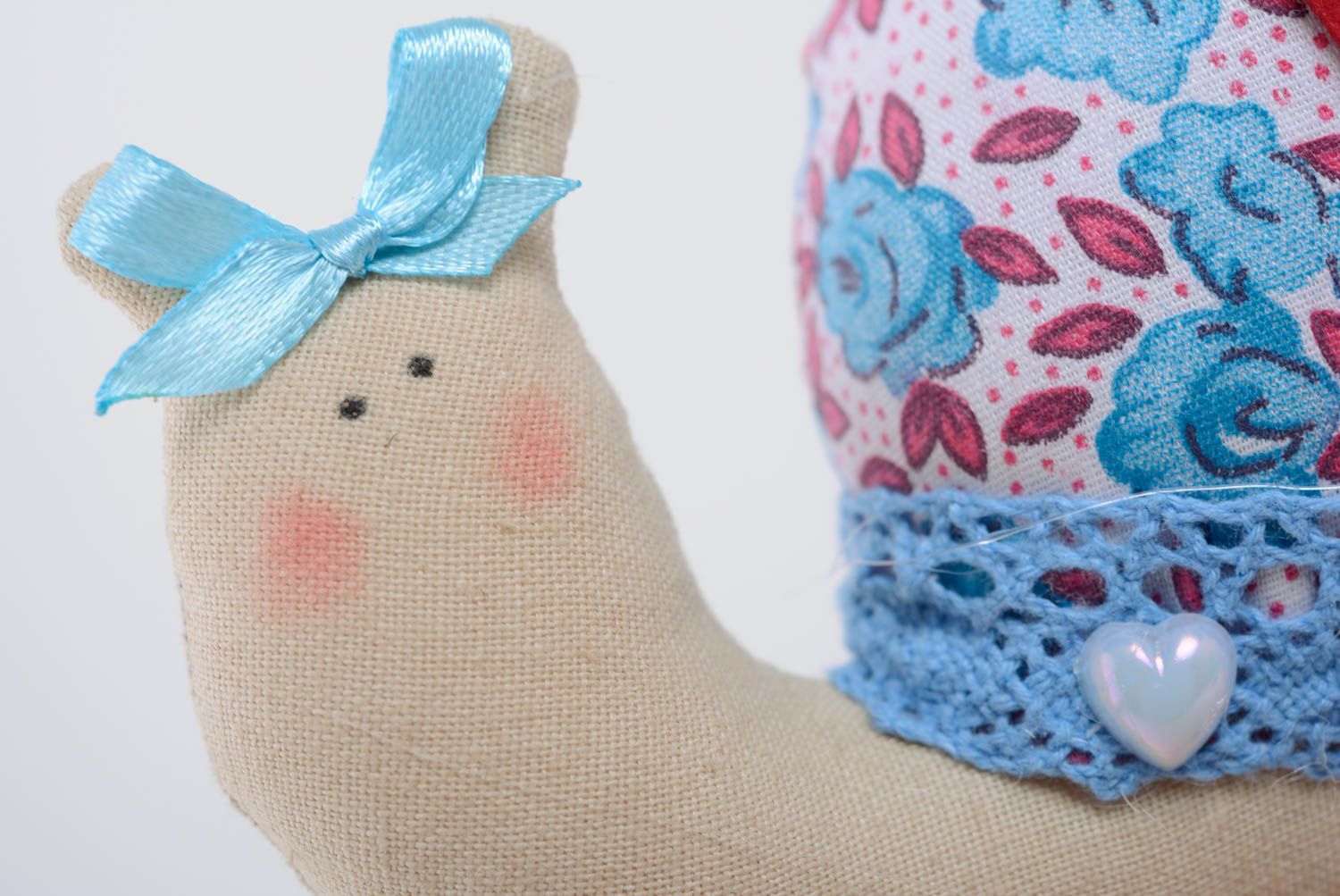 Jouet mou escargot fait main en tissu de coton décoratif original avec coeur photo 2